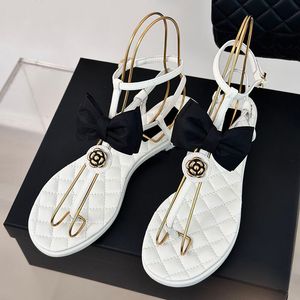 Kvinnor thongs sandaler designer flip flops quiltade textur hårdvara matelasse med bowknow strand sko damer glider oudoor fritid sko låga klackar mule för en semester