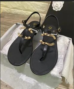 New Flats sandalo Scarpe da donna canale 2024 Summer Beach Clip Toe Slides Luxury Brand Designer Infradito Sandali a catena trapuntati tacco basso Pantofole da donna