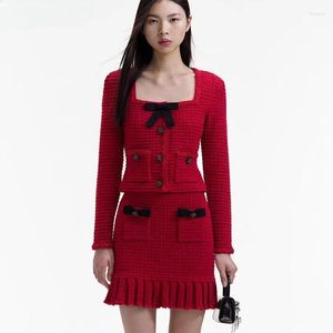 Kobiety damskie 2024 Wczesna wiosna Bożego Narodzenia Red Red Suit Boczny kołnierz Bow Bow Diamond Button Cardigan Ruffle Spódnica