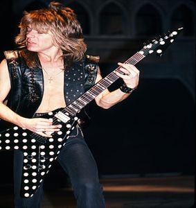 Обновление Randy Rhoads Polka Dot Black Flying V Электрогитара Швабра с галстуком-бабочкой Инкрустация Floyd Rose Tremolo Bridge Whammy Bar Chrome Ha8995208