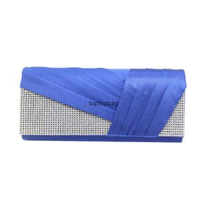 Pochette con diamanti di moda di lusso di design Borsa a catena con catena per borsa da banchetto da donna con faccia in seta pieghettata con diamanti d'acqua