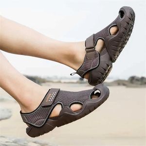 Sandálias na areia da praia tamanho grande chinelos de verão para casa clássico masculino tênis sapatos casuais esportes masculinos personagem
