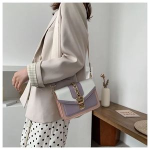 Moda zinciri bayan sling çantası panelli renk pu deri çapraz gövde kadınlar için geniş kayış omuz messenger çanta bayanlar moda küçük flep kbne