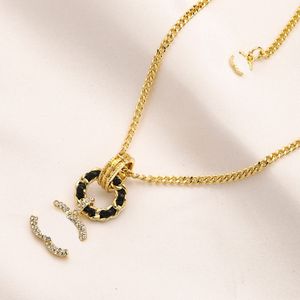 Designer Brand Lettera Collana con ciondolo a forma di cuore Ciondolo di gioielli Collane di perle di cristallo Catena di fascino Oro 18k Girocollo in acciaio inossidabile Uomo Donna Regali di nozze