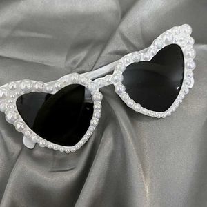 Sonnenbrillen Sonnenbrille mit Perlenrahmen für Hochzeitsfeiern, verwendet für Bräute, Erwachsene, Karneval, Fotografie, Glaspartys am Meer, herzförmige Sonnenbrille J240330