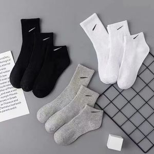 Designer Low mid high waist High Quality Cotton All-match breathable sport socks 5 Pairs Best Selling Breathable Cotton jogging Basketball football Tech Fleeces