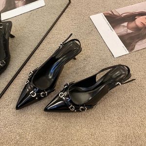 Scarpe eleganti Punta a punta Sandali con tacco medio sexy Sandali da donna firmati Décolleté neri Slingback Decorazione con fibbia per cintura casual