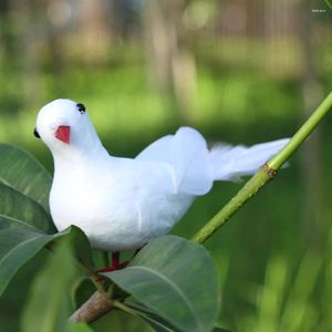 庭の装飾2pcs店の装飾平和鳩の飾り人工緑の植物装飾的な鳩を教えるおもちゃを教えてください