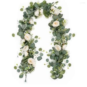 Fiori decorativi Ghirlanda di rose artificiali con foglie di eucalipto e piante di cesti appesi per matrimoni