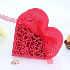 Confezione regalo Scava fuori Scatole di caramelle a forma di cuore d'amore Borsa da matrimonio in carta tagliata al laser con fiori di rosa con decorazioni da tavola per bomboniere a nastro