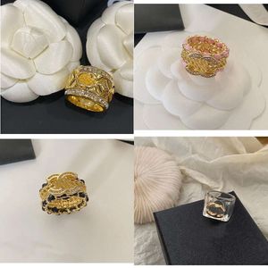 Klasyka projektant marki Pierścienie z literą Mężczyzny Kobiety złoto plaster sier pusty mosiężny pierścień akrylowa biżuteria ślubna drobna rzeźba świąteczna rozmiar 72024