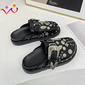 Sommer Nieten Plattform 888 Hausschuhe Frauen Punk Rock Leder Mules kreative Metallanschläge Freizeitparty Schuhe Frauen Outdoor -Folien 2 52 5