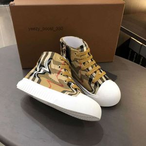 Burberrlies Luxury Baby Shoes High Top Canvas Kids Sneakers Box Packaging Storlek 26-35 Högkvalitativt barn Casual Shoes Oct25