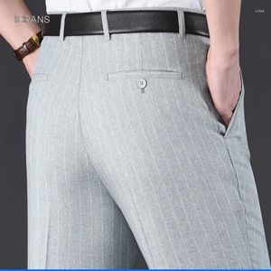 Pantaloni da uomo elasticizzati piatti da uomo pantaloni da uomo a righe sottili estivi dritti a vita alta neri bianchi blu pantaloni eleganti coreani alla moda