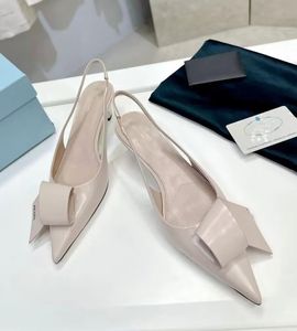 2024 Fallwinter Women Sandals обувь цветочные оригами, похожие на котенок, мягкая кожаная заостренная вечеринка для вечеринки свадебная леди насосы Eu35-42