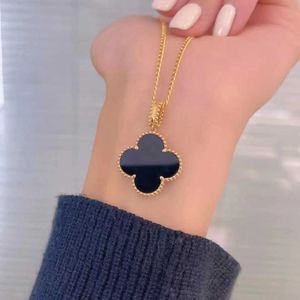 Hot Large Van Four Leaf Grass Necklace Female V Gold Plated 18K Rose Fritillaria Pendant Collar Chain as a Gift for Girlfriend