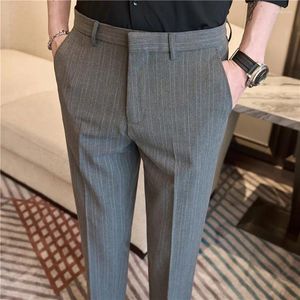 Abiti da uomo Pantaloni da completo a righe verticali per la primavera/estate Trendy Brand Slim Fit High-end Casual 2024