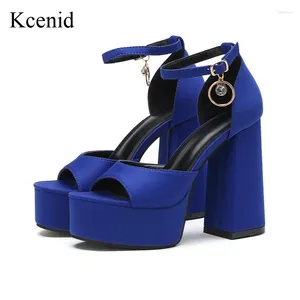 Sandali Kcenid Scarpe estive da donna Scarpe aperte sexy con tacco alto spesso Piattaforma Blu nero Abito da cerimonia nuziale per donna Décolleté