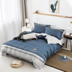 Set di biancheria da letto 2024 Set di quattro pezzi di colore abbinato a colori ricamati in velluto lungo in puro cotone di lusso può essere personalizzato blu bianco