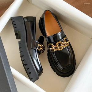 Sapatos casuais A silhueta elegante de mocassins de couro preto com sola grossa realça o estilo da moda e o amor pelos estilos retrô.Cont.