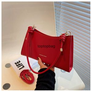 Designer Luxury Fashion Tots Bags Light Luxury French Underarm Bag vår Ny 2024 Avancerad Feeling Stick Bag Versatil axelväska