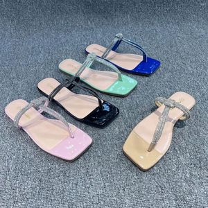 Slipare kvinnors 2024 sommar stora diamantsillbensar tofflor platta sandaler