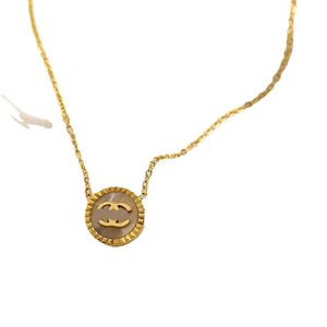 Złoty designerski naszyjnik dla kobiet frytylary kształt marki list