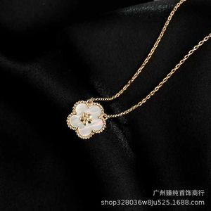 Mode hög version van fyra bladgräs halsband kvinnor vit fritillaria plommon blomma hänge lyckligt kassakedja med logotyp