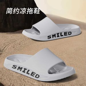 Ev Ayakkabı Erkekler Kalın Sole Summer Plaj Slaytları Banyo Anti Slip Slip Slip Yumuşak Sandalet Basitlik Ultra Hafif Mektup Ayakkabı Y240401