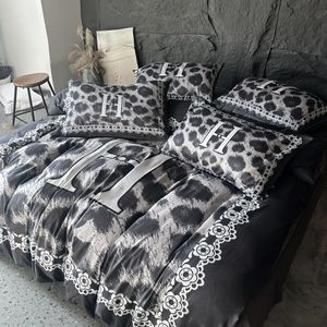 Designer bed luxury leopard Pattern letter Print home fashionable and comfortable four piece bedding down duvet sheet double bed king bed pillowcase duvet cover set