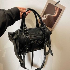 borsa a tracolla cilindrica da donna di grande capacità, design trendy con rivetto, borsa testurizzata ad alto valore estetico. Sconto del 70% sul punto vendita online