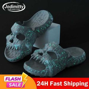 Scarpe per la casa 2024 Design del cranio luminoso pantofole Nuove uomini Slifori di moda Slifori estivi Outdoor Slides Sandals Spessa piattaforma Donne Flip Flip Beach Flip Y240401