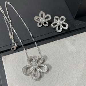Fashion V-gold high-end diamond inlaid sunflower necklace for women with hollow out temperament collarbone chain With logo