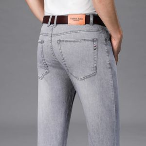 Våren och hösten fashionabla mens jeans rakt ben Löst casual bekväm elastisk byxor ungdomsklassiker denim byxor 240318