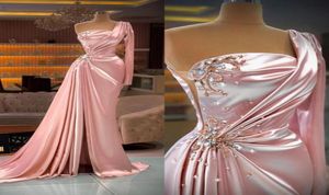 Glänsande elegant plus storlek en axelrosa sjöjungfru prom klänningar pärlor kristaller satin hög delad ruched aftonklänning vestidos de9870512