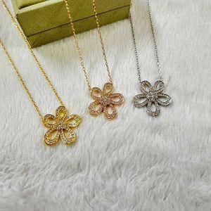 Designer High Version High version Van sunflower necklace with full diamond hollow large flowers simple and able 18k rose gold five petal flower