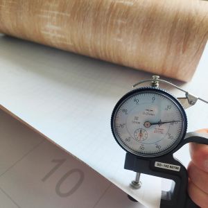 80 cm Breite PVC Holzkorn Dekor Kontakt Papier Selbstkleber wasserdichtes Tapetenaufkleber für Möbelschränke renovieren