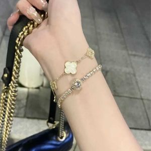 Vans 24 nya produkter Lätt lyxig Grand Fashion White Fritillaria Four Leaf Clover Armband Square Sugar Full Diamond Armband Versatile Wealthy and Precious