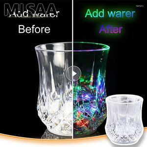 Kubki 1PCS LED Flashing Cup Bar Vine okulary oświetlone kubek piwo szklane whisky napój klubowy glow imprezowy oświetlenie