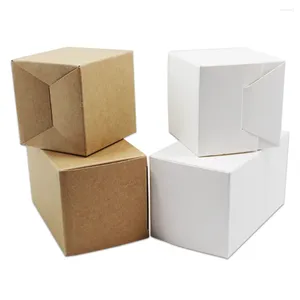 Opakowanie prezentów 50pcs 5x5x5cm kwadratowy papier Kraft biały pudełko Mała karton tektura kartonowe cukierki