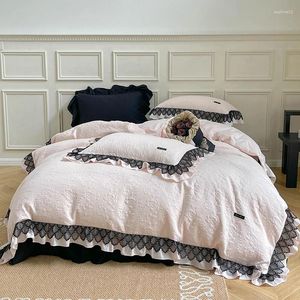 Conjuntos de cama Vintage Francês Rosa Algodão Conjunto Rosa Quilted Bordado Duveta Capa Preto Ruffles Bedskirt Colcha Fronhas