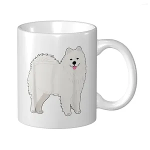 Kubki mark kubek kubek samoyed biały puszysty i urocza rasa psów herbata herbata mleko w wodzie podróż do biura