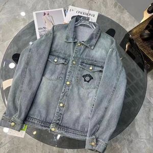 A jaqueta jeans Vasaki com nova estampa casual de primavera do designer é popular na internet, com uma jaqueta de lapela masculina moderna e uma jaqueta superdimensionada popular