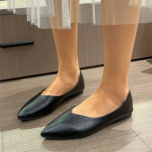 Buty swobodne 2024 Spring Fashion Slip-on Solid Kolor na zewnątrz zużycie odpornego na kobiecy palec u nogi z kobietami