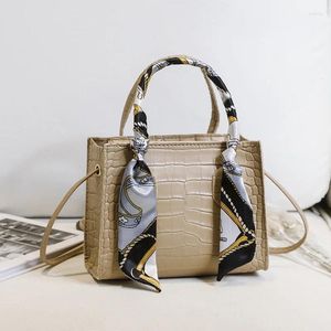 Axelväskor lyxiga kvinnor liten väska scarft mini messenger designer crossbody cute side purse mode lady handväska