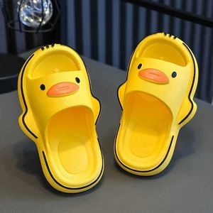 Ev Ayakkabıları Yaz 2-10 yaşında Çocuk Terlik Çocuk Karikatür Duckling Plajı Sandal Erkek Kız Kızlar Flip Flops Yumuşak kaymaz banyo ev ayakkabıları y240401