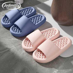 home shoes Women New Bathroom Slippers Fashion Hollow Out Design Bathing Non Slip Couple Thick Sole Household Men Outwear Non-Slip Shoes Y240401