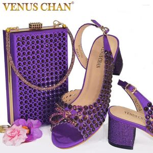 Klädskor 2024 Summer African Ladies Wedding Heels full av diamantdesign Elegant Purple Color Party Women's Sandals and Bag Set
