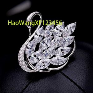 Popularny lód vvs moissanite diamentowa broszka Swan Silver 10K 14K 18K Gold Bling Brooch Pins Pins Mother Day Prezent