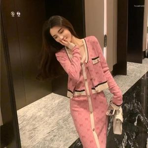 Arbetsklänningar kostym 2024 Kvinnor Autumn High-End Western Style Youthful Looking Pink Knited Two-Piece